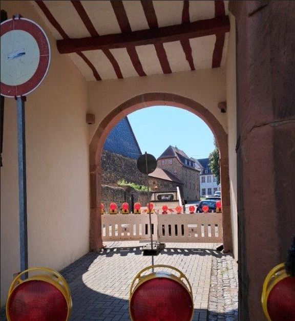 Unterer Torbogen Kloster Ilbenstadt voll gesperrt