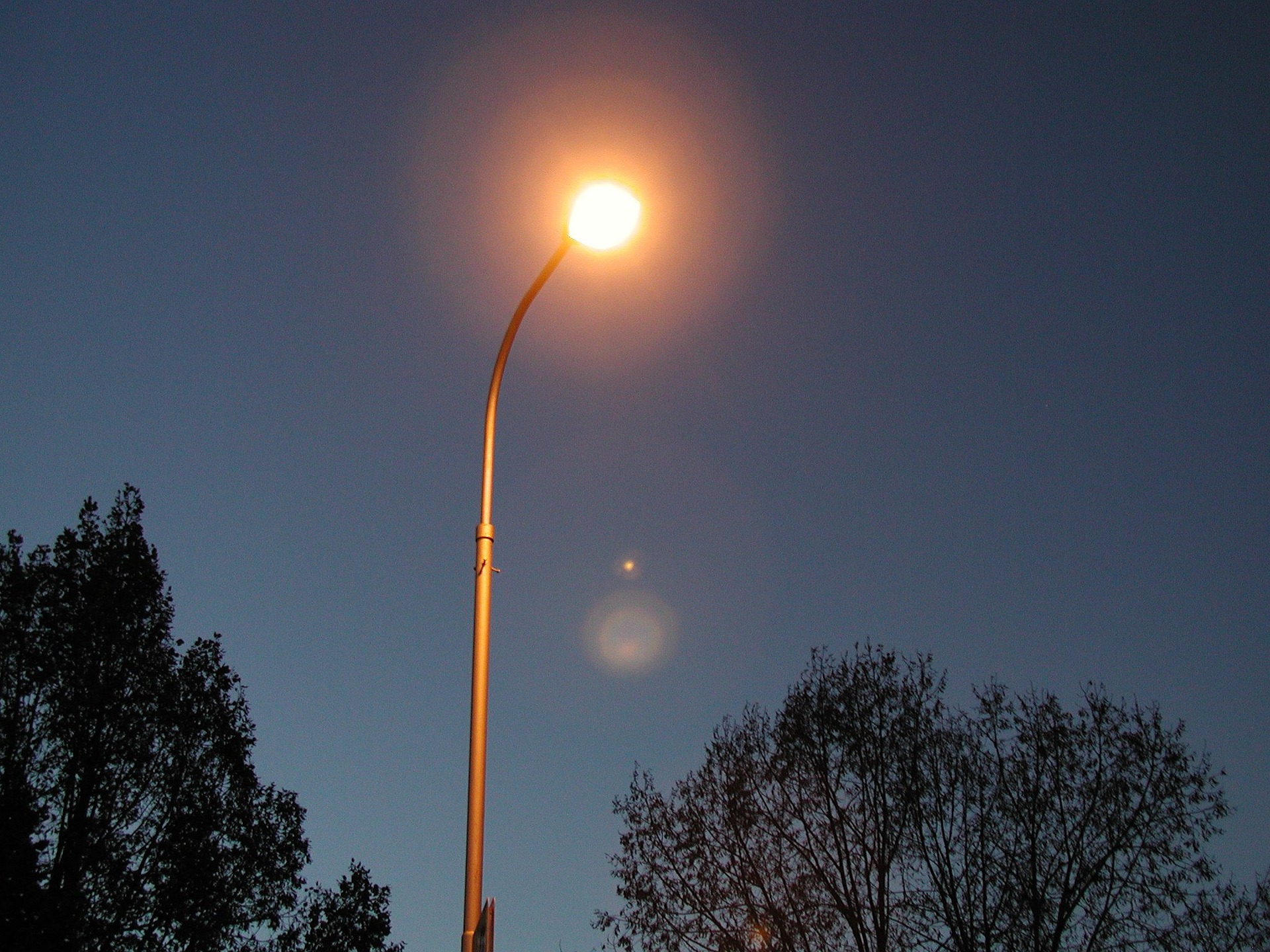 Leistungsreduzierung der Straßenbeleuchtung – So werden ca. 800.000 Kilowattstunden Strom eingespart