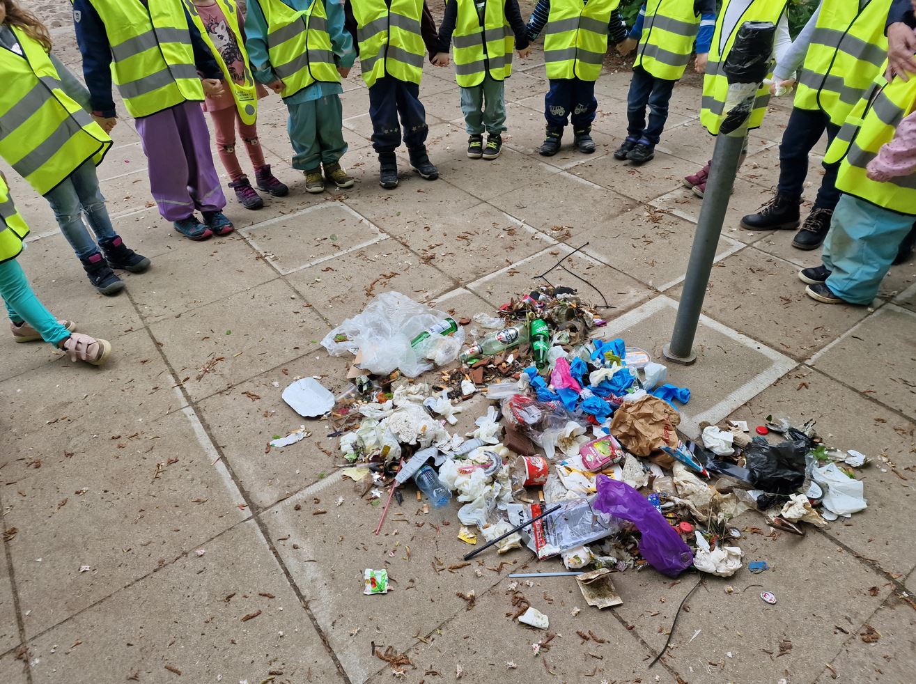 KiTa-Kinder sammeln Müll