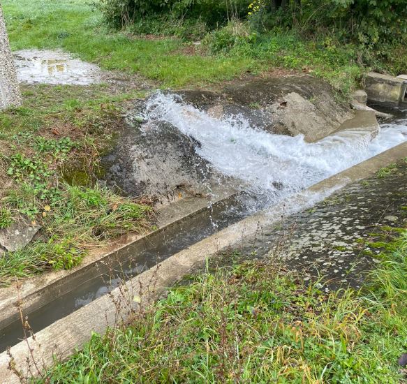 Wasser in Kaichen wird kontrolliert von der OVAG abgelassen 